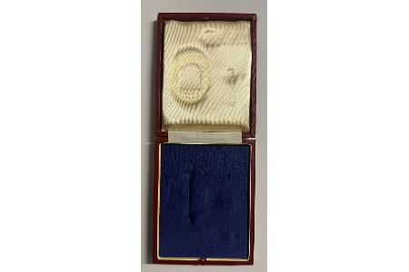 Rote Schatulle, blaues Inlay