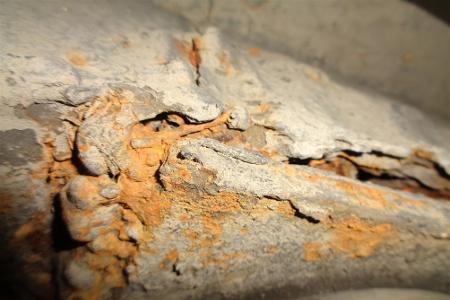 Die Bruchstelle von unten: Der Klein-Lkw brach praktisch in der Mitte auseinander. Fotos: Polizei MK