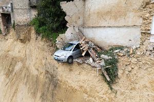 Mehrere Häuser in Niscemi stehen am Abgrund. 