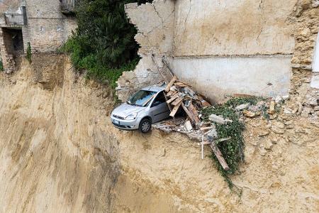 Mehrere Häuser in Niscemi stehen am Abgrund. 