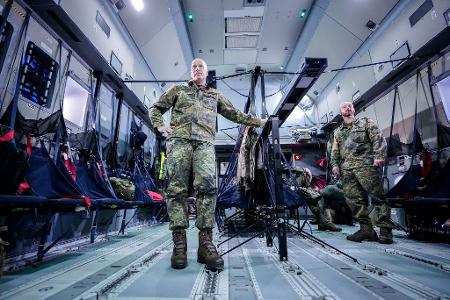 Nato-General Ingo Gerhartz im Truppentransporter A400M auf dem Weg ins südspanische Rota.