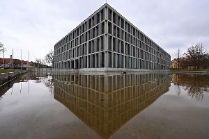 Das Bundesarbeitsgericht hat bereits in mehreren Grundsatzurteilen zum Tragen eines Kopftuchs am Arbeitsplatz entschieden. (Archivbild)