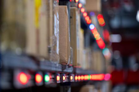 Täglich werde nach Branchenangaben etwa 400.000 Pakete von Shein und Temu an deutsche Kunden verschickt. 