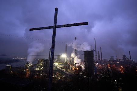 Die Kokerei Schwelgern von Thyssenkrupp Steel am Ufer des Rheins ist vom Aussichtspunkt Alsumer Berg zu sehen.