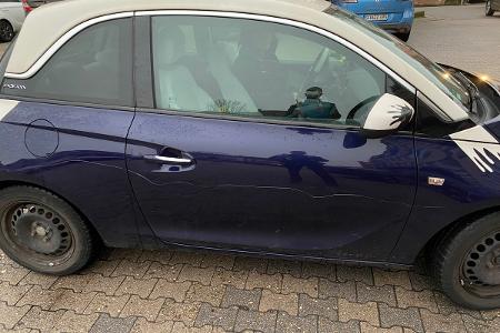 beschädigter blauer Opel