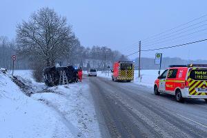 Van kippt auf glatter Straße auf die Seite.