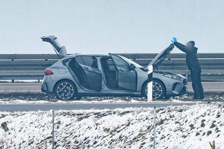 Spezialisten des bayerischen Landeskriminalamts nahmen den Fund im Wagen unter die Lupe.