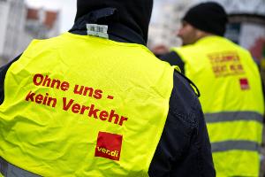 Mit dem Ausstand will die Gewerkschaft im Tarifkonflikt um den kommunalen Nahverkehr den Druck auf die Arbeitgeber erhöhen. (Archivbild)