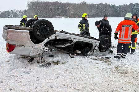 Das verunfallte Fahrzeug liegt auf dem Dach