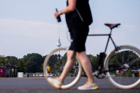 Bisher dürfen Radfahrer und -fahrerinnen mit bis zu 1,6 Promille Alkohol im Blut unterwegs sein, sofern sie keinen Unfall bauen oder Ausfallerscheinungen haben. (Symbolbild)