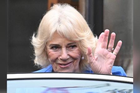 Abschied von Dame Jilly Cooper: Königin Camilla besucht Gedenkfeier