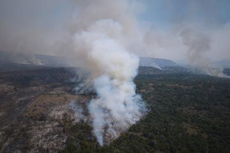 Hohe Temperaturen und starke Winde erschweren die Löscharbeiten.