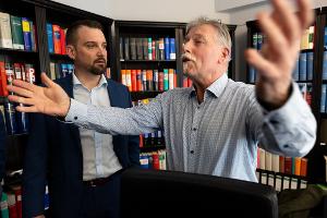 Einer der ersten Kläger ist Joachim Alfred Wagner (r), der sich von Rechtsanwalt Daniel Kuhlmann vertreten lässt. 