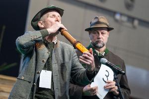 Klang von allen Teilnehmern am besten wie ein Hirsch: Der Gewinner der Deutschen Meisterschaft der Hirschrufer, Thomas Soltwedel (links).