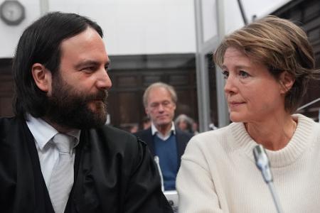 Nach einer dramatischen Szene im Gerichtssaal wurde der Prozess kurz unterbrochen. 