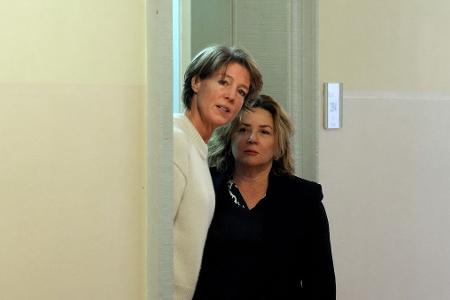 Christina Block eilte ihrer in Tränen aufgelösten Verwandten hinterher und schirmte sie zusammen mit Gül Pinar, der Verteidigerin eines anderen Angeklagten, vor Fotografen ab.