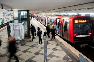 Im U-Bahnhof Wandsbek Markt hat ein 25-Jähriger eine junge Frau mit in den Tod gerissen.
