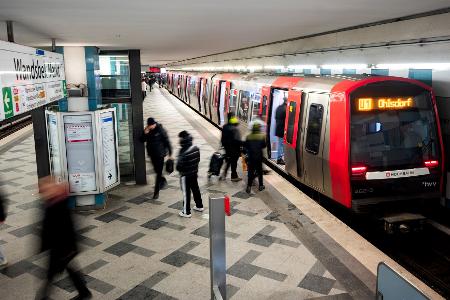 Im U-Bahnhof Wandsbek Markt hat ein 25-Jähriger eine junge Frau mit in den Tod gerissen.