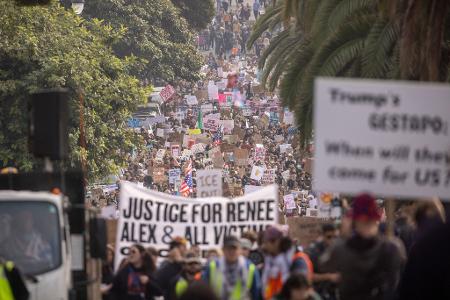 Auch in San Francisco demonstrieren viele Menschen gegen die Migrations-Politik und das Vorgehen der Bundesbehörden.