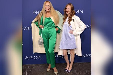 Jerry Hall und Elizabeth Jagger im Seiden-Partnerlook in Berlin