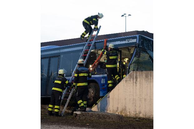 Bei dem Busunfall ist ein 13-jähriges Mädchen gestorben.