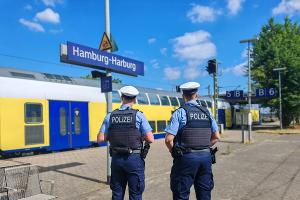 Eine Streife der Bundespolizei am Bahnsteig am Bahnhof Harburg.
Symbolfoto: Bundespolizeiinspektion Hamburg-