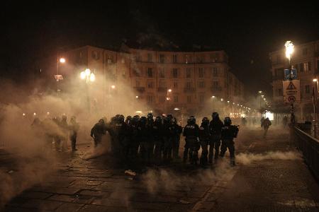 Mindestens 100 Sicherheitskräfte wurden bei den Krawallen verletzt.