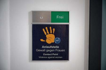 Es gibt aktuell zwei Anlaufstellen dieser Art: Einer in der Wache am Hauptbahnhof Köln, einer am Berliner Ostbahnhof.