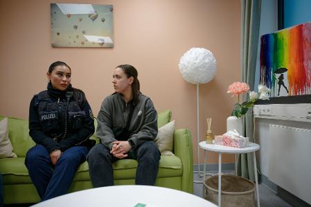 Sofas statt Stühle, Gesprächs- statt Verhöratmosphäre: Polizeimeisterin Maja Schomers (r) und Polizeimeisterin Hicran Aktas im Raum der Gewaltschutzstelle für Frauen im Hauptbahnhof Köln.