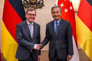 Außenminister Johann Wadephul (CDU) besucht zum Auftakt seiner Reise nach Südostasien und in die Pazifikregion den Stadtstaat Singapur. Dort trifft er seinen Amtskollegen Vivian Balakrishnan. 