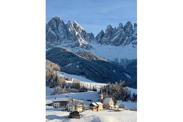 Das Dorf liegt malerisch vor den teils mehr als 3000 Meter hohen Geislerspitzen.