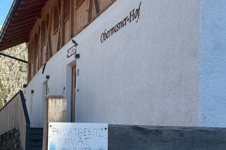 Auch Schilder halten die Touristen nicht ab.