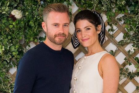 Gemma Arterton und Rory Keenan