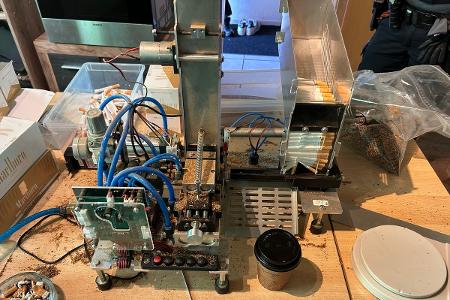 Eigenkonstruktion zum automatischen Stopfen von Zigarettenhülsen.