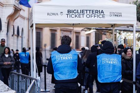 Außerdem können die Tickets vor Ort am Eingang zum Brunnen mit Kreditkarte sowie an mehreren touristischen Informationsstellen gekauft werden. Einwohner von Rom müssen nicht zahlen. 