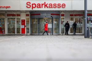 Knapp fünf Wochen nach dem spektakulären Einbruch ist die Sparkasse Gelsenkirchen wieder offen – allerdings nicht die Schließfachanlage. (Archivbild)