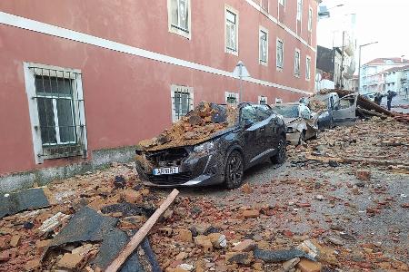 Während in Portugal die Aufräumarbeiten nach den Verwüstungen durch den Sturm 