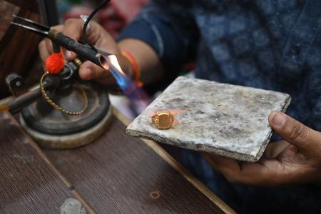 Nach der Rekordrally sackte der Goldpreis zuletzt wieder ab. (Archivbild)
