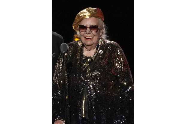 Joni Mitchell nimmt den Preis für das beste historische Album entgegen.