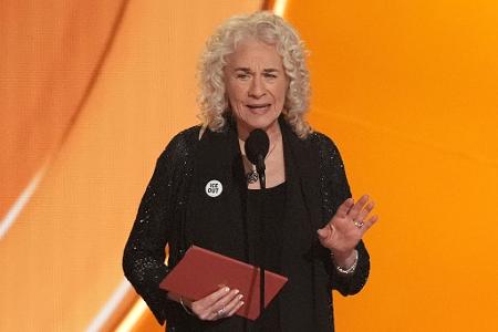 Carole King präsentiert den Preis für den Song des Jahres - mit 