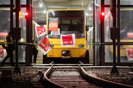 Die Warnstreiks im Nahverkehr bekommen vor allem Pendler, Schülerinnen und Schüler sowie deren Eltern zu spüren.