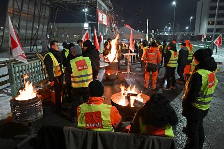 Gewerkschaftsmitglieder stehen vor dem Betriebshof der Erfurter Verkehrsbetriebe AG.