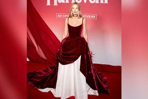 Modenschau à la Margot Robbie: Rotes Samtkleid und Diamanten-Chocker
