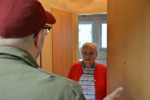 Symbolbild Seniorin an Tür