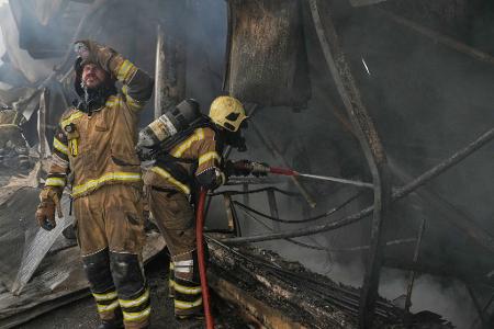 Das Feuer war Medien zufolge am Dienstag in einer 2.000 Quadratmeter großen Markthalle ausgebrochen.