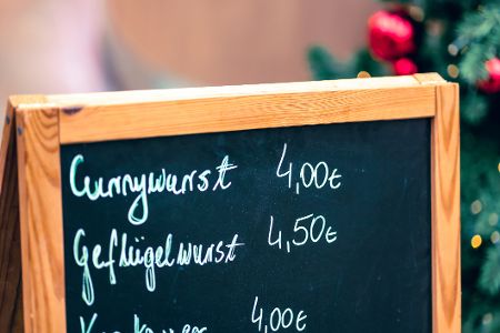 Aufsteller mit Imbissangebot und Preisen