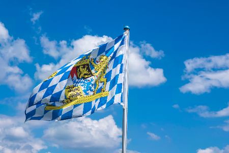 Bayernflagge weht vor blauem Himmel