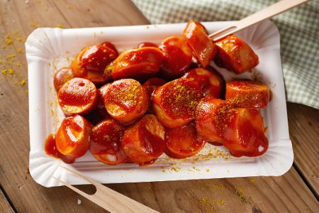 Schale mit Currywurst