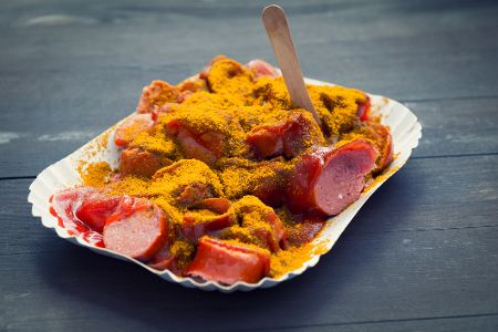 Currywurst in einer Schale