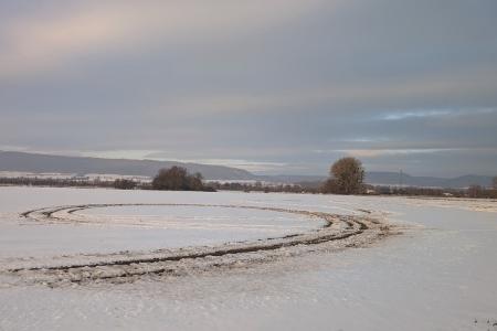 Foto: Polizei; Driftspuren auf Feld